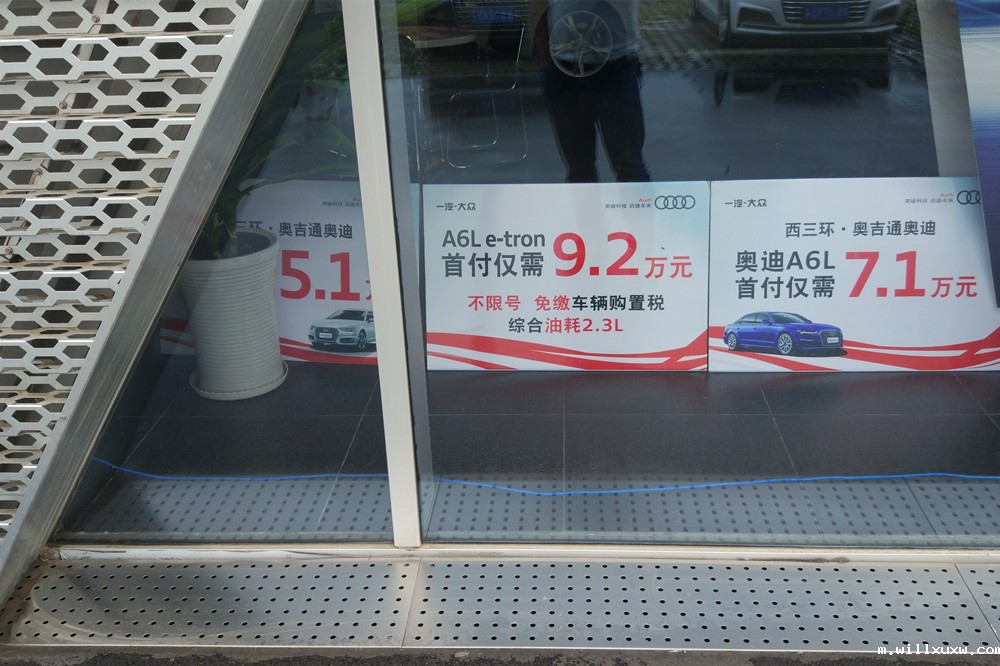 华体汇体育大厅 冲孔排水板