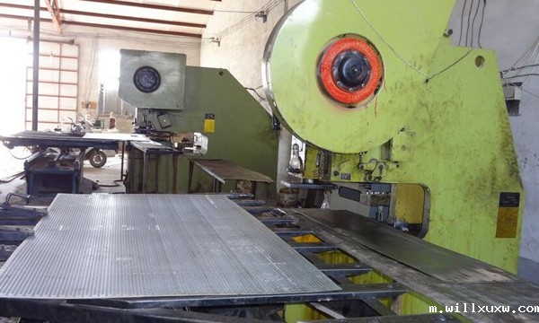 不锈钢冲孔网生产设备